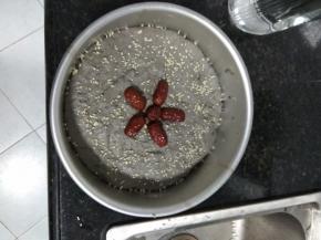 在表面上吊坠红枣和白芝麻