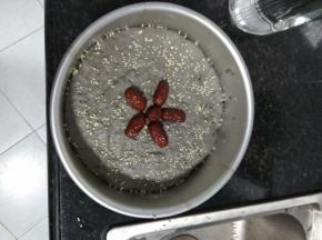 在表面上吊坠红枣和白芝麻
