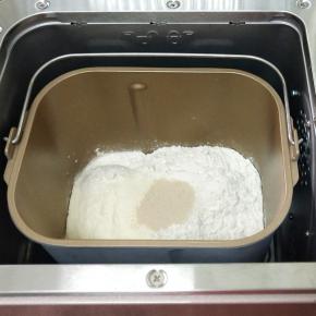 除黄油盐以外的食材全部放入面包桶里，揉面20分钟，再加入盐和软化的黄油，继续揉十分钟至出膜