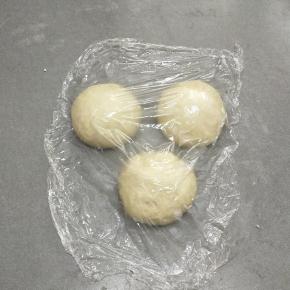 平均分成三份，滚圆，盖上保鲜膜松弛十分钟