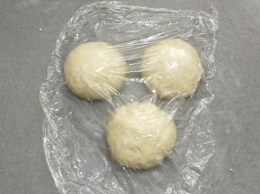 平均分成三份，滚圆，盖上保鲜膜松弛十分钟