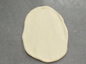 用擀面杖擀开成片
