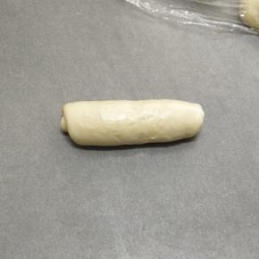 从一头卷起成条，盖上保鲜膜继续松弛十分钟