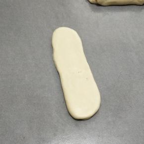 在把松弛好的面团再次感成长条