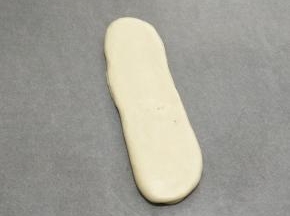 在把松弛好的面团再次感成长条