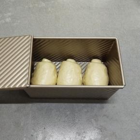 放入450克的吐司盒里