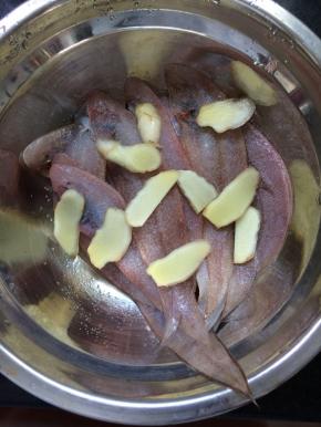 放入姜片，腌制半小时。