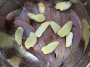 放入姜片，腌制半小时。