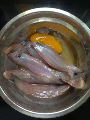 将腌制的姜取出，放入一个鸡蛋