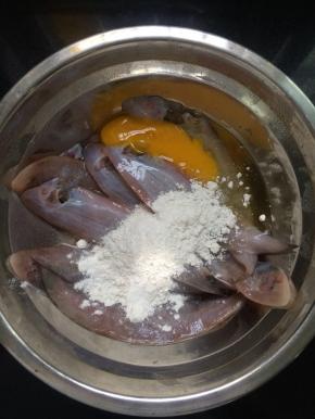 放入适量的淀粉。