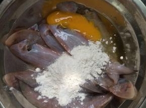 放入适量的淀粉。