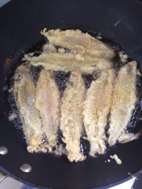 锅中放入油，油热后放入鱼，炸至2面金黄色即可，捞出。表面撒一层椒盐即可。