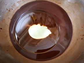 加入玉米油拌匀