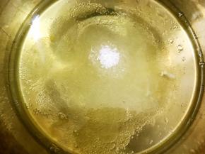 蛋清里加入剩余的50克白糖，打蛋器中高速开始打发