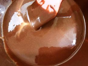 翻拌好的可可蛋黄糊细腻有光泽