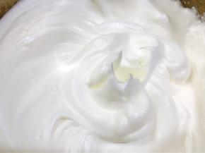 打发至干性发泡，能拉出小直角即可