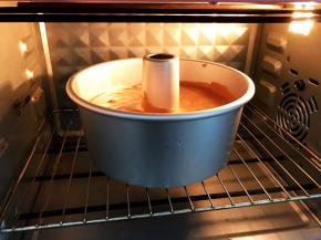 放入预热好的烤箱下层150度烤50到60分钟