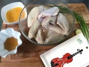 鸡翅洗干净划刀，放入葱姜酒水中浸泡一会去腥味