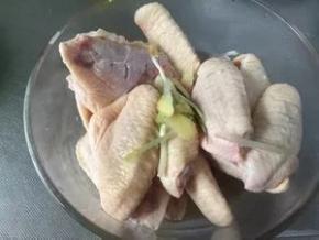 捞出后抹少许盐加入鸡蛋液揉匀