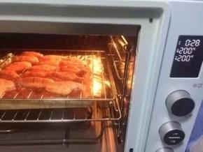 腌制好的鸡翅放入烤箱，200度烤20分钟左右，看状态哦。