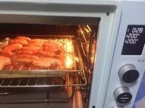 腌制好的鸡翅放入烤箱，200度烤20分钟左右，看状态哦。