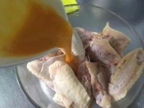 最后加入cook100娘惹烤翅腌料，
让每个鸡翅上都裹上粉，
盖上保鲜膜放入冰箱冷藏腌制最起码两个小时以上。