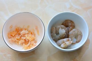 瑶柱用清水泡半小时清洗干净撕碎，青虾去头、虾线清洗干净