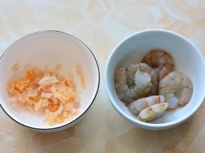 瑶柱用清水泡半小时清洗干净撕碎，青虾去头、虾线清洗干净
