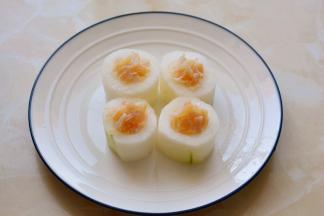 冬瓜挖空中心部分，注意不要挖破了，放入撕好的瑶柱