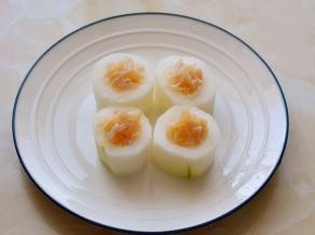 冬瓜挖空中心部分，注意不要挖破了，放入撕好的瑶柱