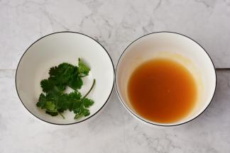 蒸冬瓜的汤汁放在平底锅里面，加入适量的糖和蚝油煮开，用勺子把熬好的汤汁淋在做好的冬瓜上面，取适量的香菜装饰，就可以食用啦