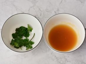 蒸冬瓜的汤汁放在平底锅里面，加入适量的糖和蚝油煮开，用勺子把熬好的汤汁淋在做好的冬瓜上面，取适量的香菜装饰，就可以食用啦