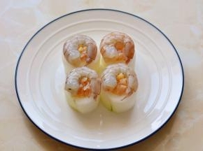 把处理好的青虾放在冬瓜上面