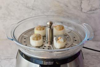 拓璞电蒸锅里面加入清水，0.5--1L左右就够用了，把做好的冬瓜放到拓璞电蒸锅里摆放整齐