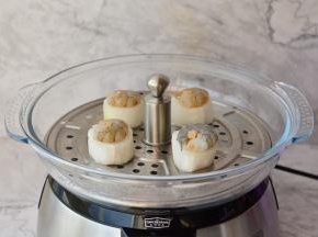 拓璞电蒸锅里面加入清水，0.5--1L左右就够用了，把做好的冬瓜放到拓璞电蒸锅里摆放整齐