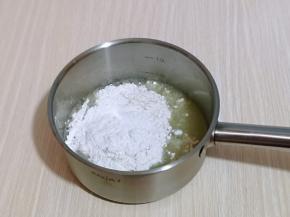立即将面粉筛入。