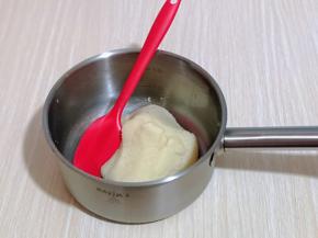 用硅胶铲快速翻拌均匀且无干粉。