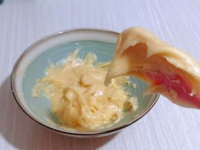 做好的面糊提起硅胶铲有倒三角形即可。