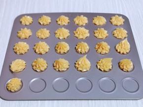 挤入烤盘中即可，挤手法，手不要往下压，一边挤手一边提高。(不是不粘烤盘，记得垫上油纸)