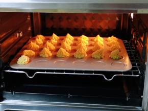 将烤盘入东菱烤箱中层。