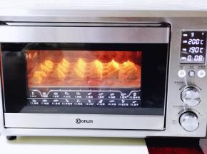 烤箱上管200°，下管190°烤8-10分钟，注意观察表面定型即可。