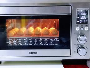 待泡芙表面定型后，将烤箱温度立即调低，上下管180°再烤12-15分钟。(具体时间及温度，根据自家烤箱性能另定)