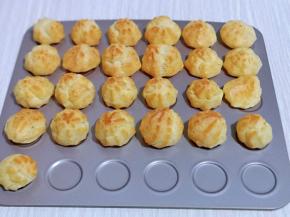 戴上隔热手套取出烤盘，放旁边晾凉。