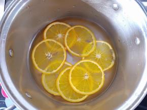 橙子皮用盐搓洗干净后切薄片，锅里倒水，没过橙子即可，加入冰糖，小火煮10-15分钟，煮至橙子边缘的白色皮变透明即可