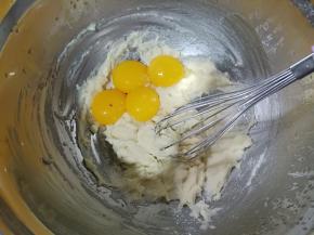 分离蛋清蛋黄，蛋黄加入面糊中