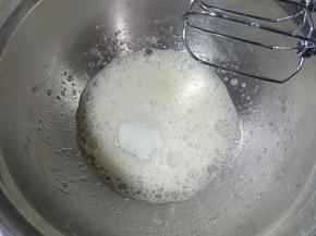 蛋清加几滴白醋，打至鱼眼泡时加入1/3白砂糖