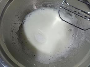 高速打发至细密的泡泡时加入剩下白砂糖的1/2