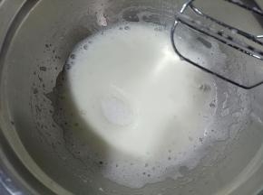 高速打发至细密的泡泡时加入剩下白砂糖的1/2