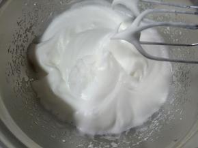 继续高速打发至出现稳定的纹路时加入剩下的白砂糖