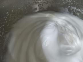 低速打发至湿性偏干的状态，提起打蛋器有一个小弯钩